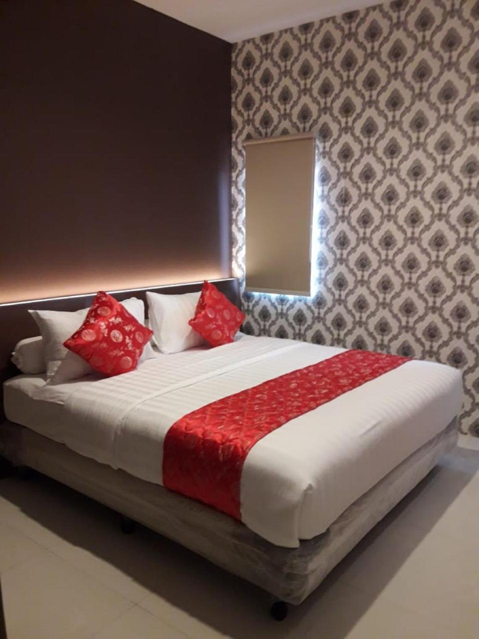Fortune Front One Hotel Kendari Ngoại thất bức ảnh