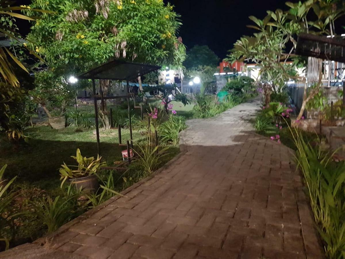 Fortune Front One Hotel Kendari Ngoại thất bức ảnh