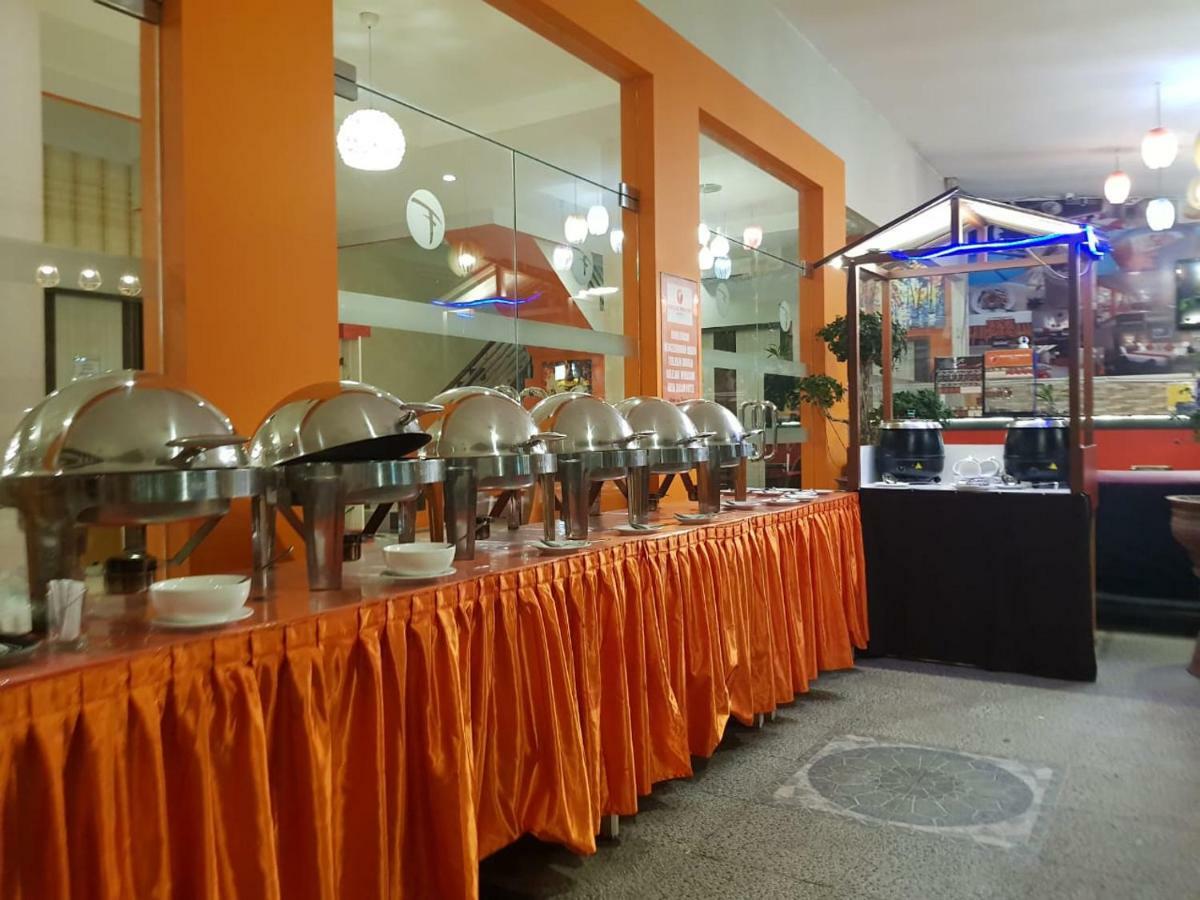 Fortune Front One Hotel Kendari Ngoại thất bức ảnh