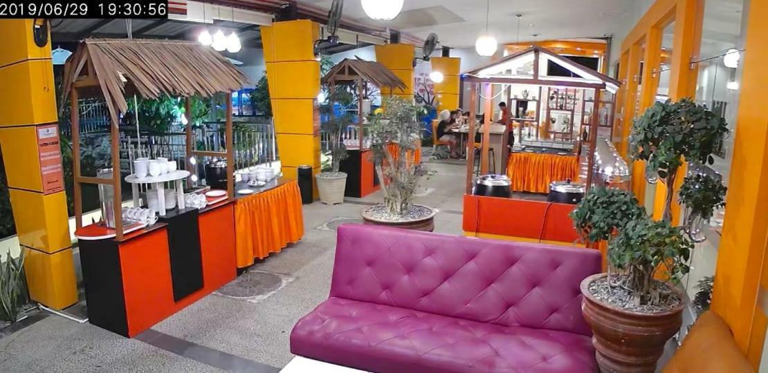 Fortune Front One Hotel Kendari Ngoại thất bức ảnh