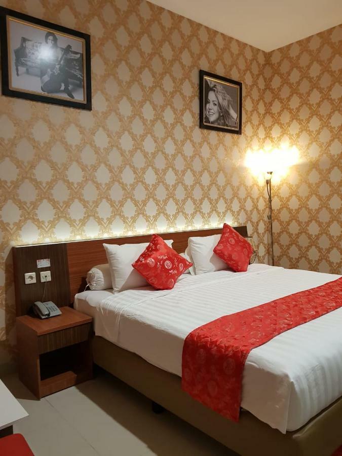 Fortune Front One Hotel Kendari Ngoại thất bức ảnh